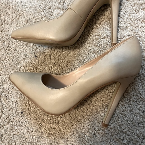 Journee Collection Pointed Toe Pumps - Picture 2 of 9